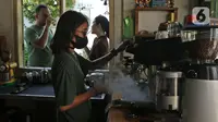 Pekerja menyiapkan kopi untuk pengunjung yang berjemur di halaman kedai kopi Nyambi Ngopi, Depok, Jawa Barat, Selasa (3/8/2021). Kedai kopi ini menjadikan halamannya untuk program Ngopi Sambil Berjemur pada pukul 09.00-10.00 WIB dengan menerapkan protokol kesehatan. (Liputan6.com/Herman Zakharia)