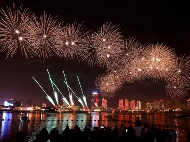 Pertunjukan kembang api terlihat di atas kompleks kebudayaan Katara selama perayaan untuk menandai dimulainya Idul Adha, Hari Raya Kurban, di Doha, Qatar, pada Rabu 27 Mei 2026. (Karim JAAFAR/AFP)