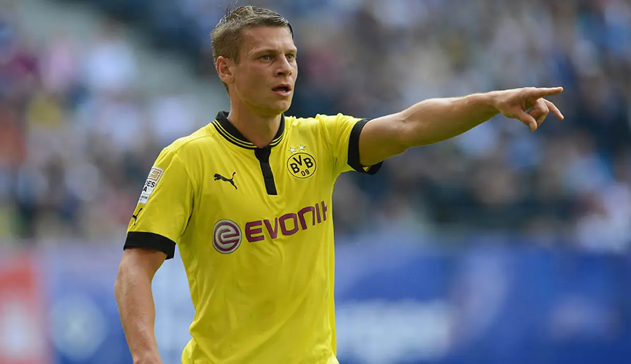 10. Lukasz Piszczek - Gabung pada musim 2010/2011 secara gratis. Dirinya menjadi pilihan utam Klopp untuk menyisir sisi kanan dari Dortmund dan menjadi salah satu talenta terbaik di Bundesliga. (AFP/Christof Stache)