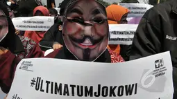 Massa mengenakan topeng anonymous saat melakukan aksi unjuk rasa di depan Istana Negara, Jakarta, Kamis (21/5/2015).  Aksi tersebut menuntut agar Pemerintahan memprioritaskan masyarakat pribumi daripada asing. (Liputan6.com/Johan Tallo)