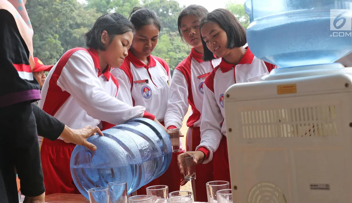 Sejumlah calon anggota Pasukan Pengibar Bendera (Paskibra) Nasional 2019 antre mengambil air minum disela latihan di PPPON Cibubur, Jakarta, Selasa (30/7/2019). Saat ini, 68 orang anggota Paskibraka nasional 2019 sedang menjalani pendidikan dan pelatihan intensif. (Liputan6.com/Herman Zakharia)