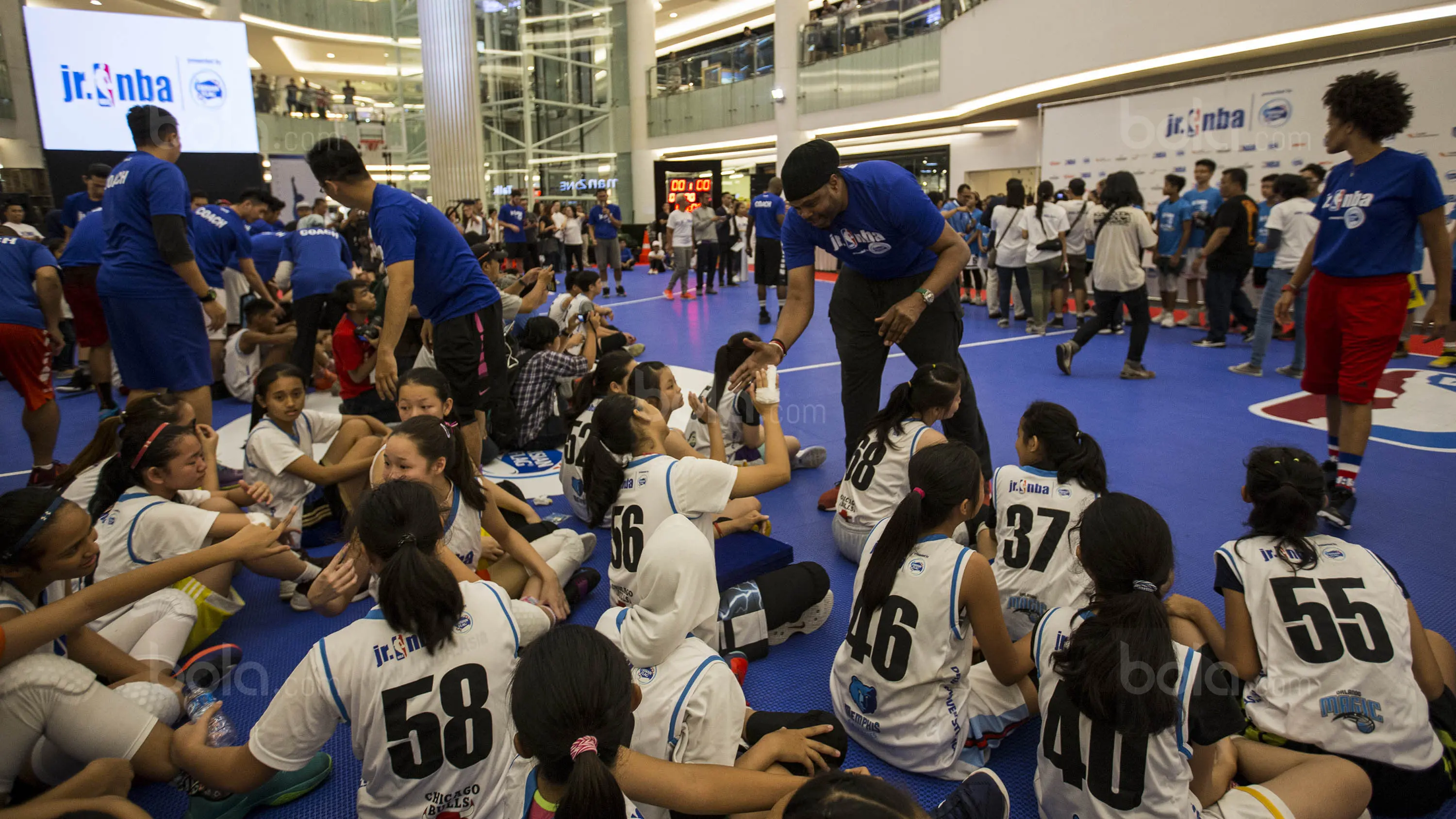 Legenda NBA, Sam Perkins, memberi semangat saat National Training Camp Junior NBA di Pluit Village, Jakarta, Minggu (10/9/2017). Sebanyak 16 pebasket terbaik akan diberangkatkan ke China untuk nonton langsung laga NBA. (Bola.com/Vitalis Yogi Trisna)