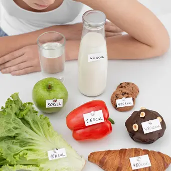 Keduanya bekerja secara berpasangan lho! Tanpa prebiotik, probiotik tidak bisa bertahan lama atau bekerja maksimal. Itulah mengapa kombinasi keduanya disebut sebagai synbiotics—sinergi sempurna antara “bakteri baik” dan “makanan untuk bakteri baik”. (foto/dok: freepik)