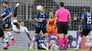 Bek Sevilla, Diego Carlos melakukan tendangan salto untuk mencetak gol ke gawang Inter Milan pada pertandingan Final Liga Europa di Stadion Rhein Energie, Cologne, Jumat (21/8/2020). Gol indah Diego Carlos menjadi penentu kemenangan Sevilla 3-2 atas Inter Milan. (WOLFGANG RATTAY/POOL/AFP)