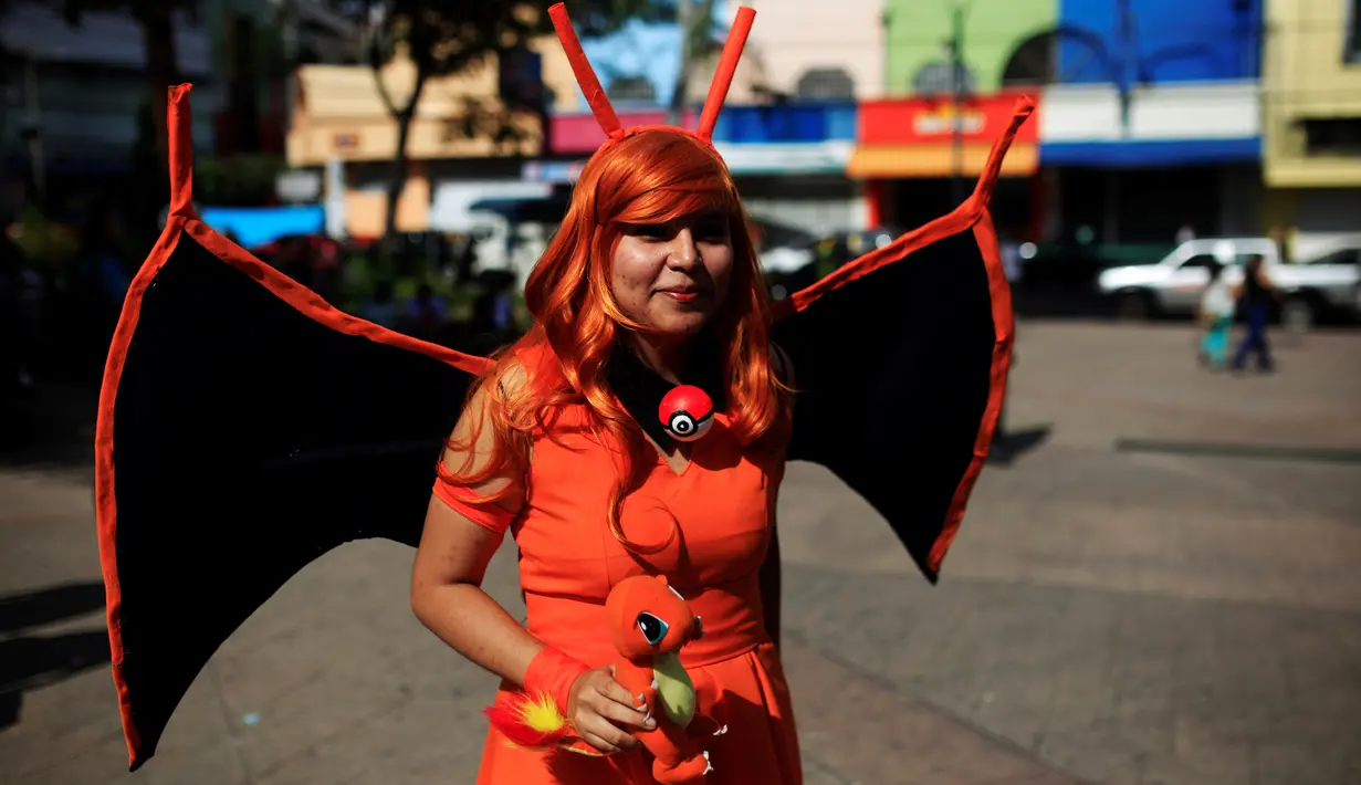 Kostum karakter dari game augmented reality Pokemon Go dikenakan seorang cosplayer ketika ikut ambil bagian dalam acara "poketour" di San Salvador, El Salvador, Sabtu (23/7). (REUTERS/Jose Cabezas)