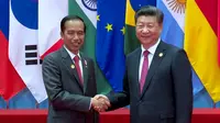 Presiden RI Joko Widodo berjabat tangan dengan Presiden China Xi Jinping saat menghadiri KTT G20 di Hangzhou, Tiongkok, (4/9). Jokowi akan menjadi pembicara utama sesi 2 dalam Konferensi Tingkat Tinggi (KTT) G20. (Setpres/Bey Machmudin)