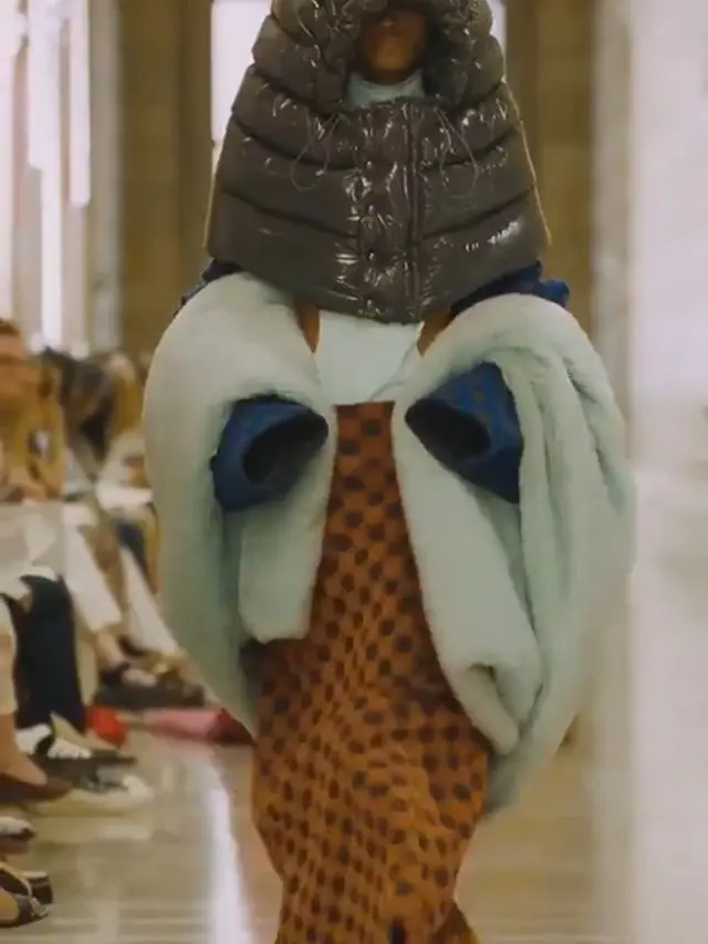 Nyentrik Banget, Ini 6 Potret Gaya Busana di Catwalk yang Bikin Geleng Kepala