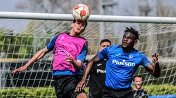 Gelandang Atalanta, Matteo Pessina (kiri) dan penyerang Duvan Zapata berebut bola saat sesi latihan di tempat latihan klub di Ciserano, Bergamo, Italia (13/4/2022). Atalanta akan bertanding melawan RB Leipzig pada leg kedua perempat final Liga Europa di Stadio Atleti Azzurri. (AFP/Miguel Medina)