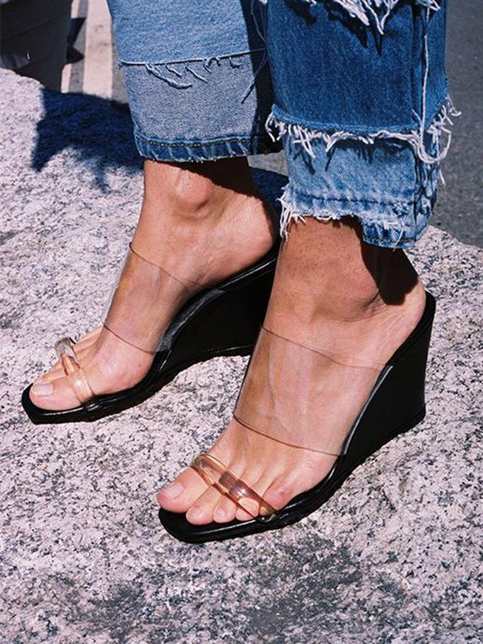 Tak Buat Kaki Lelah Sepatu  Wedges Era  90an  Ini Kembali 