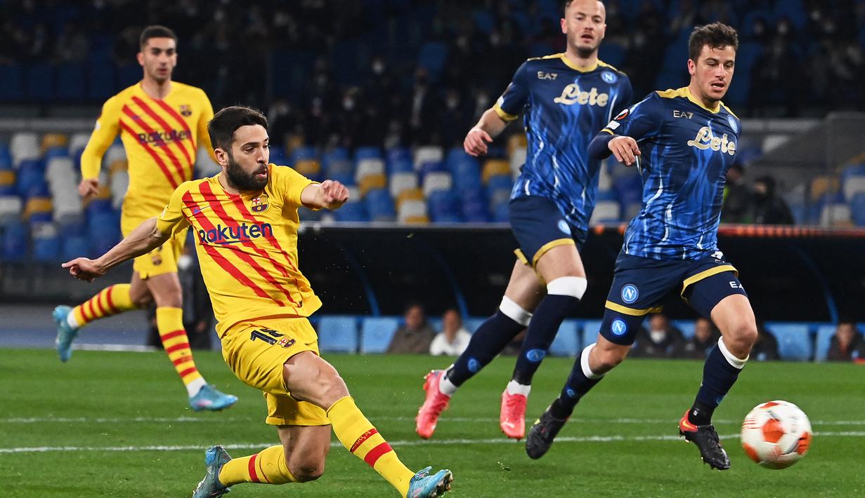 Barcelona sudah memimpin 1-0 pada menit ke-8. Gol dicetak Jordi Alba lewat kerjasama apik Pierre-Emerick Aubameyang dan Adama Traoe melalui skema serangan balik usai sepak pojok Napoli yang mampu dipatahkan para pemain Barcelona. (AFP/Andreas Solaro)