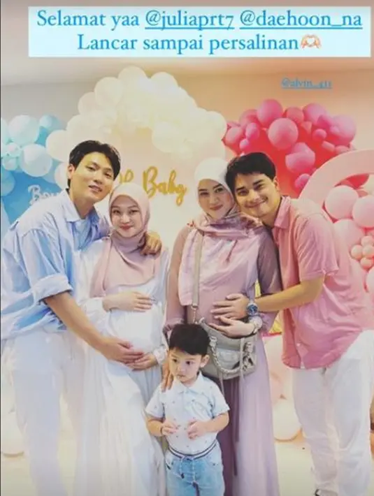Acara tasyakuran sekaligus gender reveal itu juga dihadiri oleh beberapa rekan artis. Antara lain, Alvin Faiz dan Henny Rahman yang juga sedang mengandung. Mereka juga mengajak sang anak, baby Zayn. Selain itu, hadir juga Syakir Daulay yang merupakan sahabat Na Daehoon. (Liputan6.com/IG/@hennyyrahman)