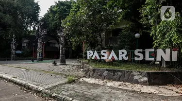 Suasana Pasar Seni Ancol, Jakarta, Selasa (10/11/2020). Pandemi Covid-19 telah mengubah berbagai aspek kehidupan manusia, termasuk dunia seni. Tempat yang dulunya selalu ramai dengan Pecinta seni ataupun wisatawan kini sepi, bahkan kios - kios didalamnya sudah tutup. (Liputan6.com/Johan Tallo)