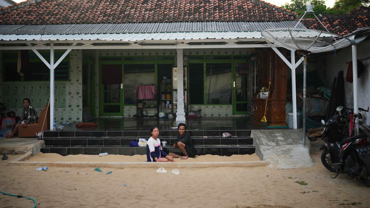 Unik, Warga Desa Legung Timur Sumenep Tidur di Atas Pasir