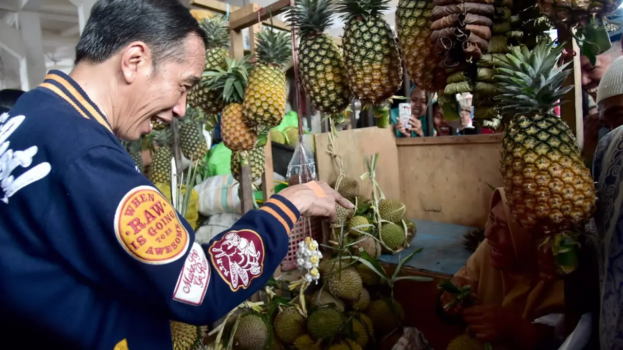 Presiden Jokowi Saat Meninjau Pasar Sentral Kendari, Sulawesi Tenggara. (Foto: Biro Pers Setpres)