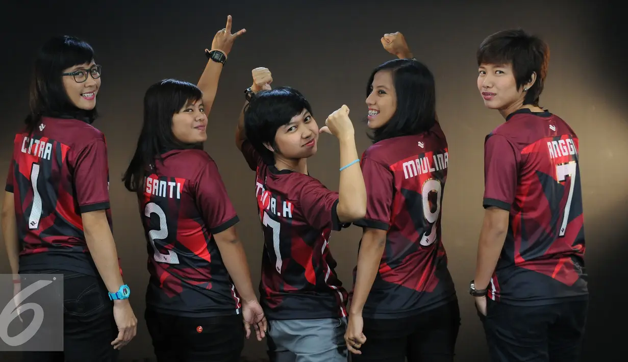 Tim futsal wanita Jaya Kencana Angels berpose untuk Liputan6.com di Jakarta, Kamis (1/9/2016). JK Angels mencatatkan sejarah baru Indonesia setelah menjadi juara Piala AFF Futsal Antarklub 2016 pada Juli lalu. (Liputan6.com/Helmi Fithriansyah)
