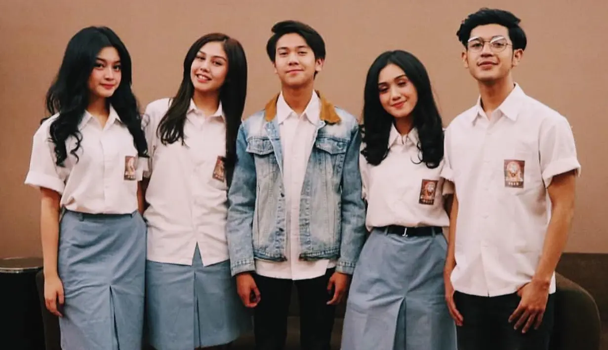 Kalau bicara soal gaya berbusana anak-anak sekolahya, seragam di tahun 1990 ini memang berbeda dengan masa kini. Di masa itu, kemeja yang dipakai berukuran lebih besar dan tidak ketat seperti sekarang. (Instagram)