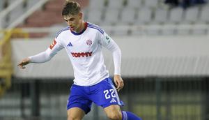 Bek muda Hajduk Split, Branimir Mlacic, masuk daftar incaran Barcelona dan Real Madrid. (dok. Instagram Branimir Mlacic)