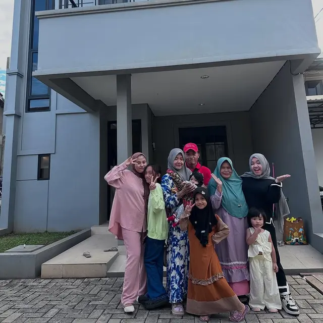 6 Potret Mbak Lala Pengasuh Rafathar Kumpul Keluarga, Rayakan Lebaran di Rumah Depok