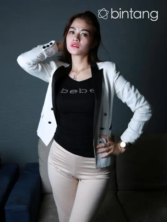 "Saya banyak banget memetik pelajaran dari kasus ini. Ini benar-benar pelajaran yang amat berharga bagi saya untuk masa yang akan datang," katanya Hesty di kantor Nagaswara. (Deki Prayoga/Bintang.com)