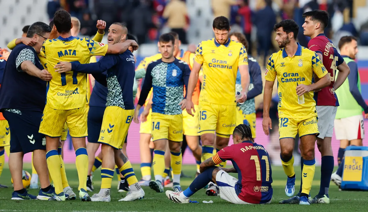 Barcelona harus mengakui keunggulan Las Palmas dengan skor 1-2 dalam laga jornada 15 La Liga 2024/2025 yang digelar di Estadi Olimpic Lluis Companys, Sabtu (30/11/2024) malam WIB. Dua gol kemenangan Las Palmas di kandang Barca masing-masing dicetak oleh Sandro Ramirez dan Fabio Silva. (AP Photo/Joan Monfort)
