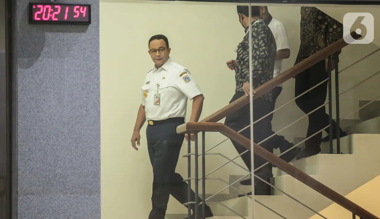 Gubernur DKI Jakarta Anies Baswedan berjalan keluar seusai menjalani pemeriksaan di Gedung KPK, Jakarta, Rabu (7/9/2022). Anies mengaku diberi pertanyaan seputar 

penggunaan keuangan dalam gelaran Formula E.  (Liputan6.com/Faizal Fanani)