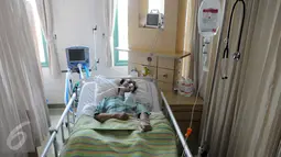 Benny Panjaitan saat dirawat di rumah sakit Sari Asih, Tangerang, Banten, (31/12). Kabarnya sang vokalis Panbers  ini mengeluh kepalanya pusing sesaat sebelum dibawa ke rumah sakit. (Liputan6.com/Helmi Afandi)