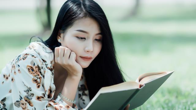 Ilustrasi membaca buku, cerita rakyat