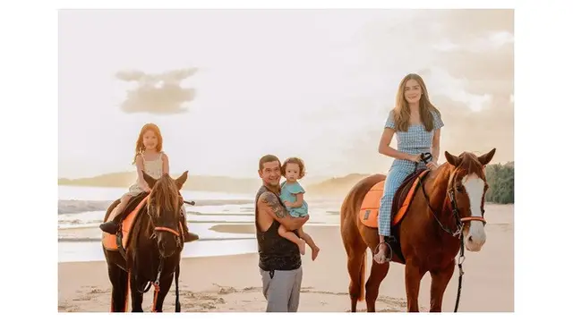 7 Potret Liburan Yasmin Wildblood dan Keluarga di Sumba, Seru Banget