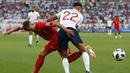 Gelandang Belgia, Thorgan Hazard, berebut bola dengan bek Inggris, Trent Alexander-Arnold, pada laga grup G Piala Dunia di Stadion Kaliningrad, Kaliningrad, Rabu (28/6/2018). Belgia menang 1-0 atas inggris. (AP/Alastair Grant)