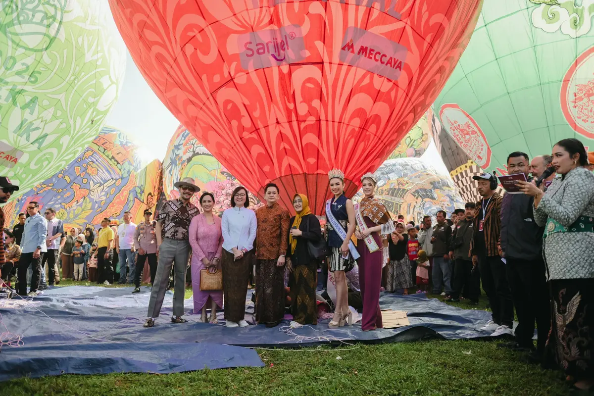 Wakil Menteri Ekonomi Kreatif (Wamen Ekraf) Irene Umar menghadiri malam puncak di Candi Borobudur serta pesta rakyat dan festival balon udara di pelataran Candi Ngawen.