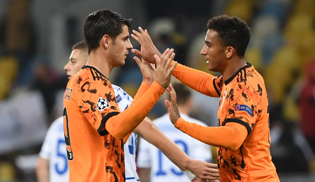Striker Juventus, Alvaro Morata, merayakan kemenangan bersama rekan setimnya usai pertandingan melawan Dynamo Kiev dalam laga fase grup Liga Champions 2020/2021 di Stadion Olympiyskiy, Kiev, Selasa (20/10/2020). Juventus menang 2-0 atas Dynamo Kiev. (AFP/Sergei Supinsky).