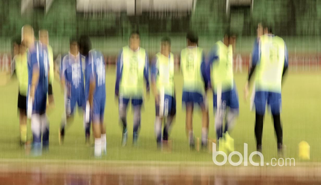 Para pemain Persib Bandung tengah mempersiapkan diri melawan Mitra Kukar pada babak 8 besar Piala Presiden 2017 di Stadion Manahan, Solo, Jumat (24/2/2017). (Bola.com/Nicklas Hanoatubun)