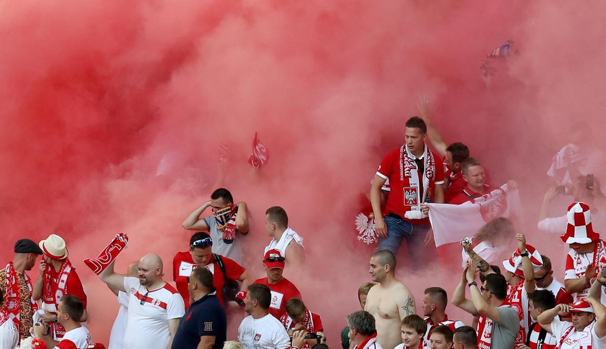 Aksi suporter Polandia setelah timnya menang atas Ukraina pada laga terakhir Grup C Piala Eropa 2016 di Stade Velodrome, Marseille, Selasa (21/6/2016). (AFP/Valery Hache)