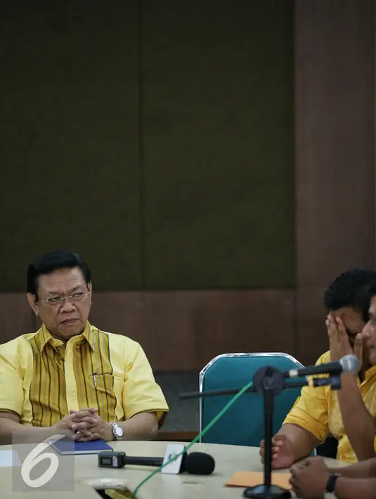 Ketum Partai Golkar hasil Munas Ancol, Agung Laksono mengikuti konpers di kediamannya, Jakarta, Jumat (22/1). Agung Laksono meminta kader Golkar fokus pada pelaksanaan musyawarah nasional yang akan digelar oleh tim transisi . (Liputan6.com/Faizal Fanani)