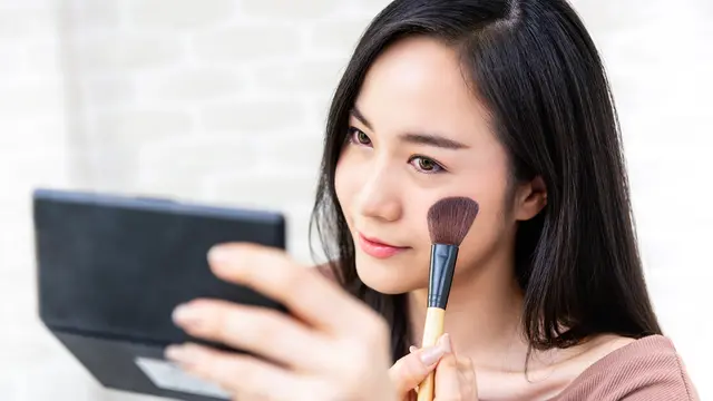 Menggunakan riasan wajah