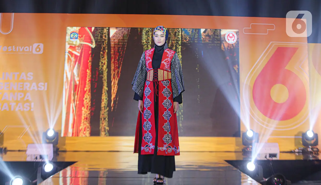 Model membawakan busana rancangan Wignyo saat peragaan busana dalam gelaran Festival 6 2023 di Senayan Park, Jakarta, Minggu (9/7/2023). (Liputan6.com/Faizal Fanani)