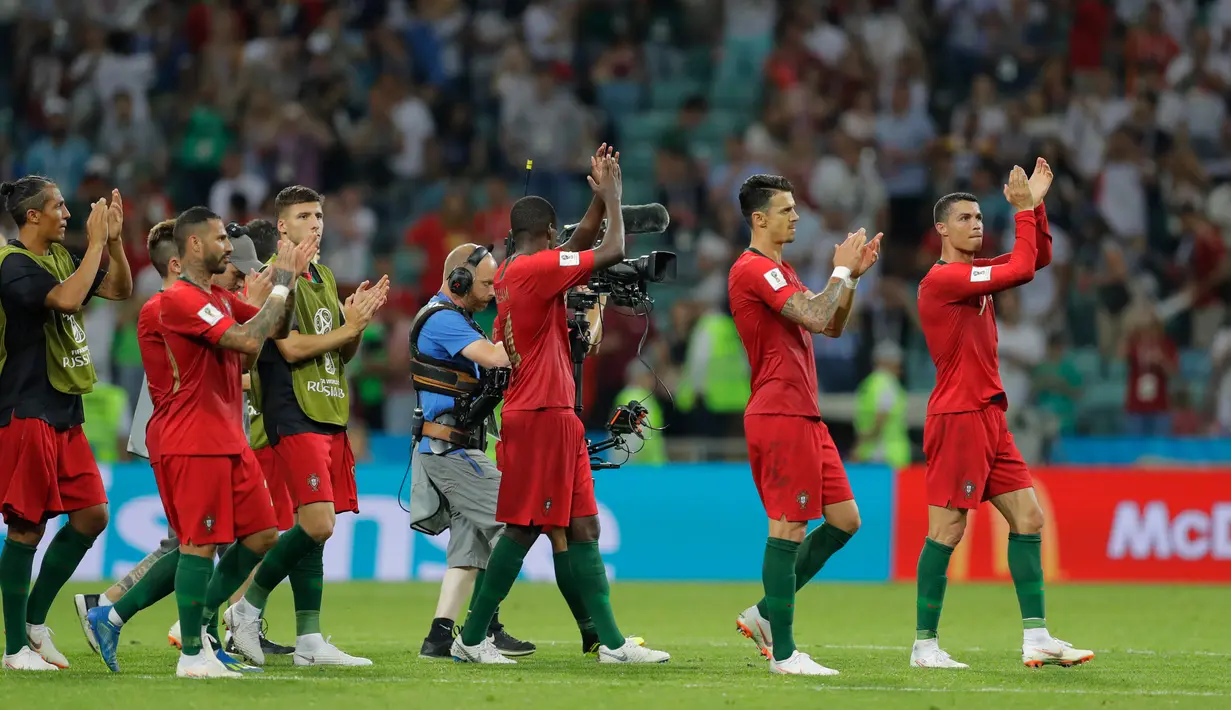 Penyerang Portugal Cristiano Ronaldo bersama rekan-rekannya bertepuk tangan usai pertandingan melawan Spanyol pada grup B Piala Dunia 2018 di Stadion Fisht di Sochi, Rusia (15/6). Portugal dan Spanyol bermain imbang 3-3. (AP Photo/Sergei Grits)