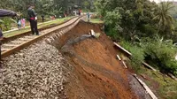 Mulai Sabtu ini, salah satu titik jalur yang longsor mulai bisa dilalui kereta dari Sukabumi hingga Cigombong. (Liputan6/Achmad Sudarno)