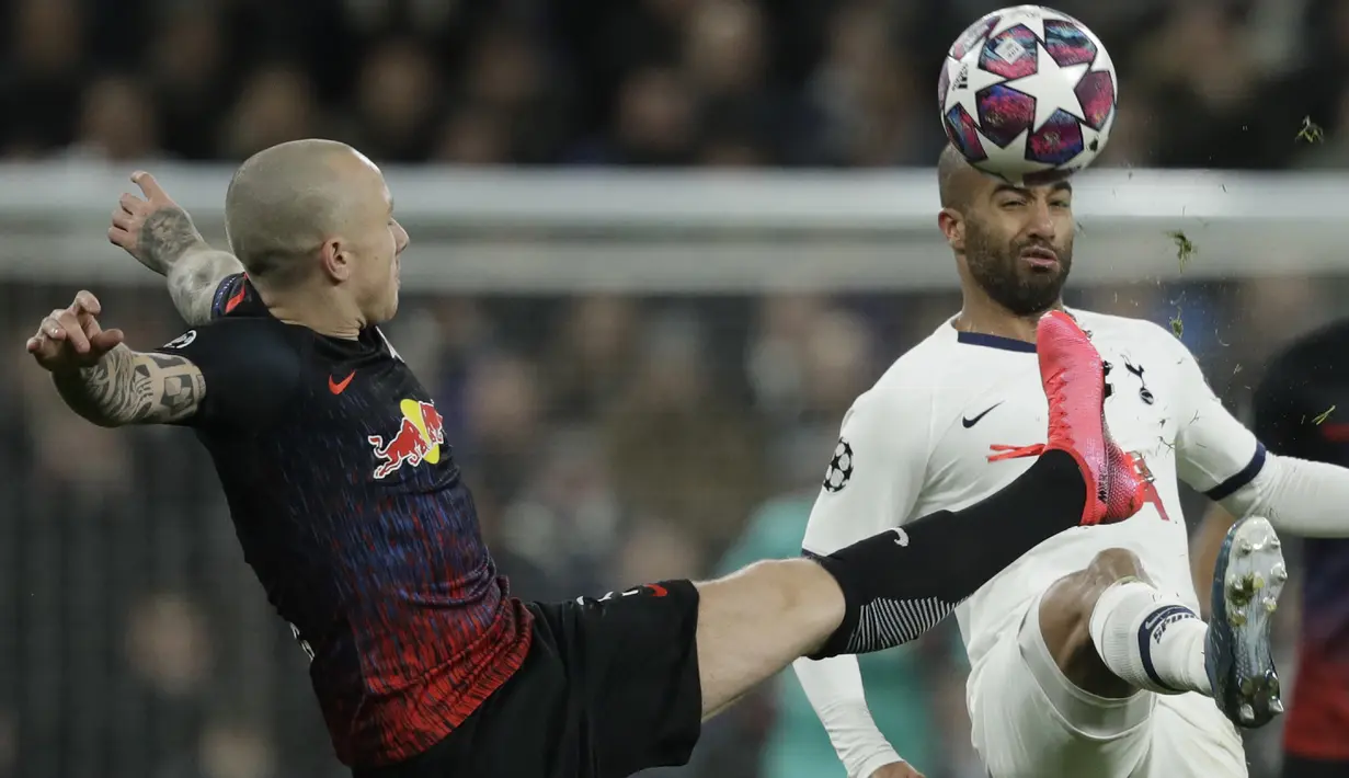 Gelandang Tottenham Hostpur, Lucas Mourab (kanan) berebut bola dengan pemain RB Leipzig, Angelino pada pertandingan leg pertama 16 besar Liga Champions di Stadion Tottenham,  London, Inggris, Rabu (19/2/2020). RB Leipzig Menang atas Tottenham 1-0. (AP Photo/Matt Dunham)