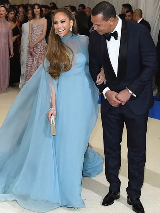 Sifat romantis Alex terlihat saat ia memanjakan kekasihnya itu. Alex memperlakukan JLo seperti seorang putri di kerajaan, terlebih saat perayaan ulang tahun JLo di bulan Juli lalu. (Instagram/Jlo)