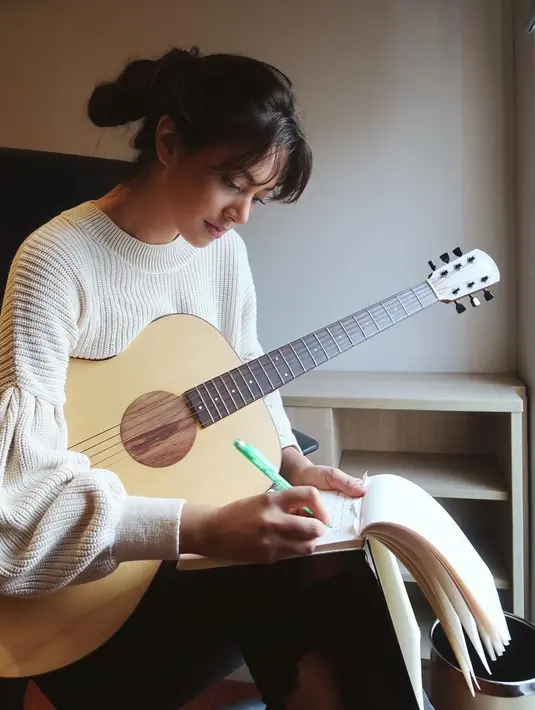 "Nggak selalu harus (mahal) sih, kalau harganya murah dan cocok, ya pakai aja," kata Aurelie Moeremans dalam jumpa pers virtual bersama Implora Cosmetics, Jumat (9/10/2020).(Instagram/aurelie)