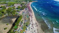 Sebanyak 21.220 orang mengikuti tarian kolosal 'Ou Balumba' (memanggil ombak) yang digelar oleh Pemkab Dompu dari rangkaian Festival Lakey 2025 yang bertajuk Inspiring of Lakey, di Pantai Lakey, Dompu. (Foto: Liputan6.com/Miftahul Yani)
