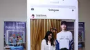 Terlihat salah satu fansnya yang sedang bergaya di spot photo booth dengan frame menyerupai Instagram dan seakan sedang berfoto dengan Lee Dong Wook. (Nurwahyunan/Bintang.com)