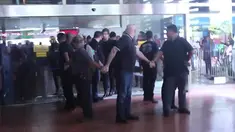 Begitu menjejakkan kaki di bandara Soekarno-Hatta, 5 Seconds of Summer langsung disambut puluhan penggemarnya.