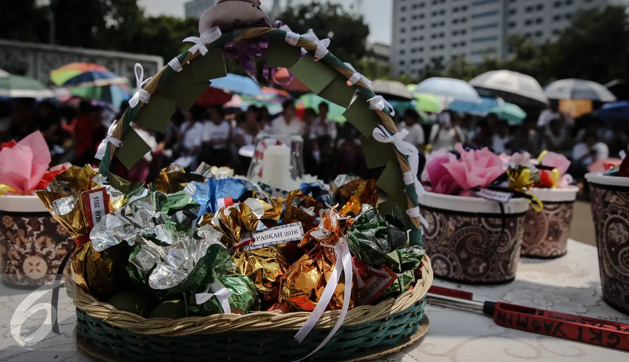 Telur Paskah disiapkan jemaat GKI Yasmin dan HKBP Filadelfia saat melaksanakan ibadah peringati hari Paskah di depan Istana Negara, Jakarta, Minggu (27/3/2016). (Liputan6.com/Faizal Fanani)