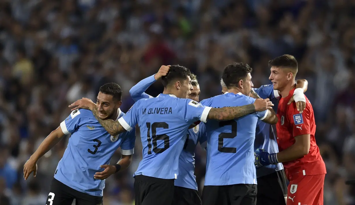 Selebrasi para pemain Timnas Uruguay setelah mengalahkan Timnas Argentina 2-0 pada laga lanjutan Kualifikasi Piala Dunia 2026 Zona Conmebol di La Bombonera Stadium, Buenos Aires, Argentina, Jumat (17/11/2023) pagi WIB. (AP Photo/Gustavo Garello)