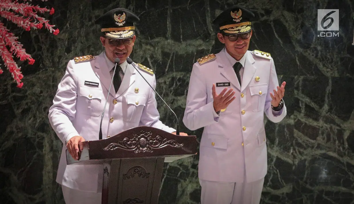 Gubernur DKI Jakarta Anies Baswedan didampingi Wagub Sandiaga Uno memberi sambutan saat sertijab di Balai Kota, Jakarta, Senin (16/10). (Liputan6.com/Faizal Fanani)