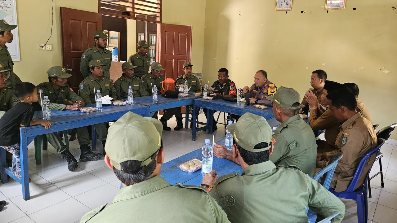 Personel Polres Rokan Hulu mengajak camat dan kepala desa selalu menjaga keamanan menjelang hari pemungutan suara.