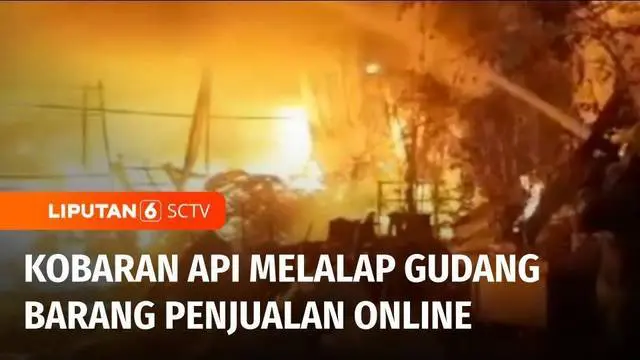 Gudang barang penjualan online di Kalideres, Jakarta Barat, terbakar, Jumat malam. Api juga menjalar ke mes karyawan yang berada di belakang gudang.