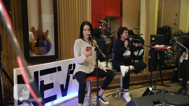 [Bintang] Sophia Latjuba  dan NEV Plus